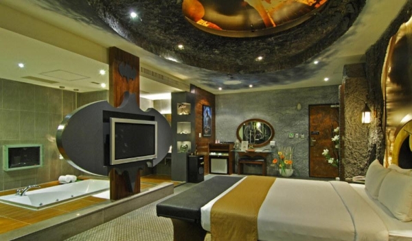 batman-themed-hotel-room-building-and-attraction-photo-u2